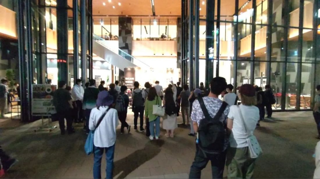 展示会場に集まった人たち